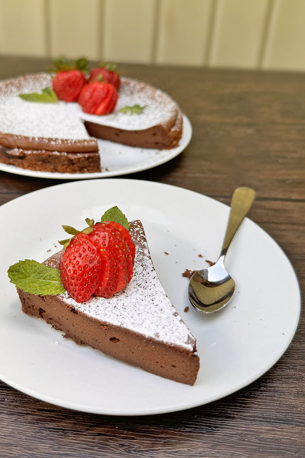 Easy 3-Ingredient Blender Chocolate Cake (Flourless)