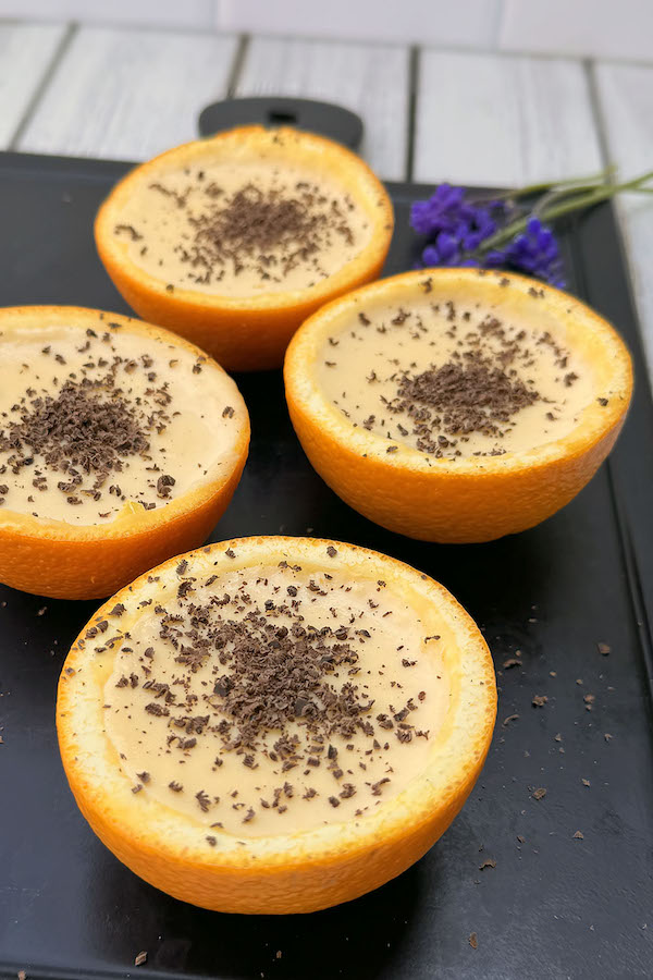 Порционные Десерты с Апельсиновым Заварным Кремом в половинках апельсинов, посыпанные шоколадной стружкой.