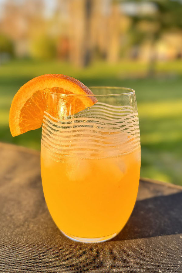 Апельсиновый Московский Мул с Ромом Bacardi, в стакане, украшенный долькой апельсина.