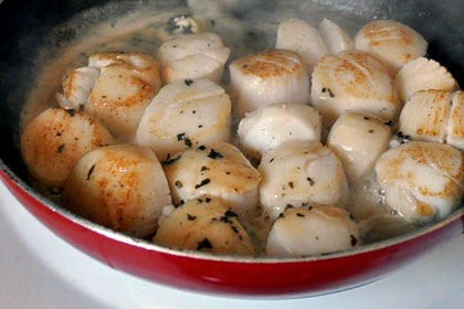 Жареные морские гребешки и стейк из говядины в чесночном масле