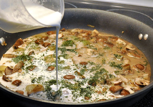 Свинина с грибами в сметанном соусе на сковороде | Волшебная эталон62.рф