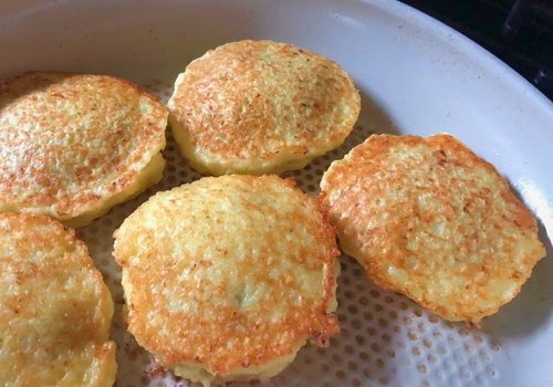 Картофельные драники с начинкой из куриного фарша: рецепт - Лайфхакер